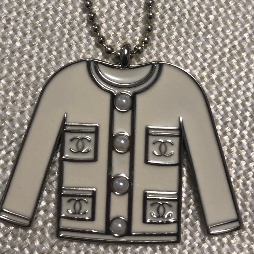 CHANEL CC Logo & Pearls Jacket Charm